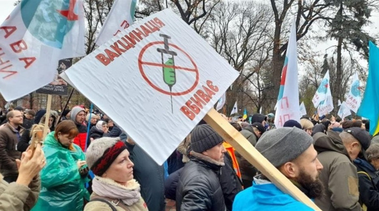 У Києві відбувся мітинг противників вакцинації. До нього долучилися фастівчани
