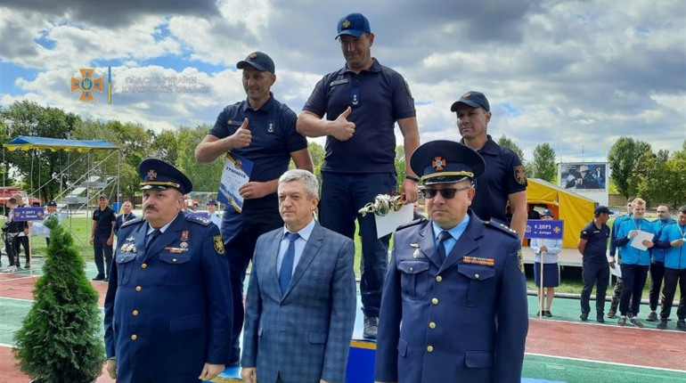 Лозівські рятувальники взяли "срібло" у міжрегіональних змаганнях з пожежно-прикладного спорту