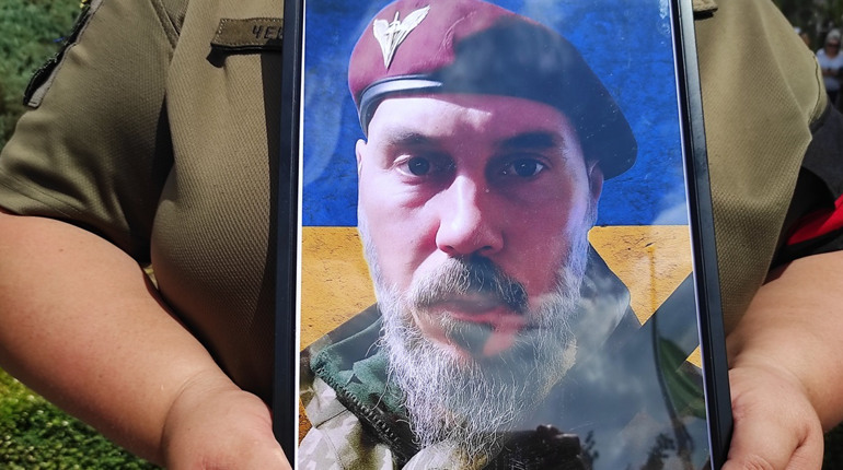 Осиротіло троє дітей: Нетішинська громада провела в останню земну дорогу воїна Максима Дзюбу