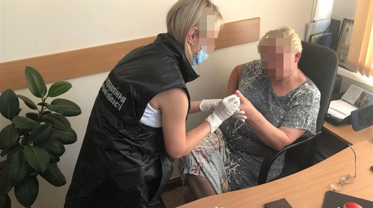 5 тисяч доларів за сприяння в усиновленні: начальницю служби у справах дітей ХОДА спіймали на хабарі