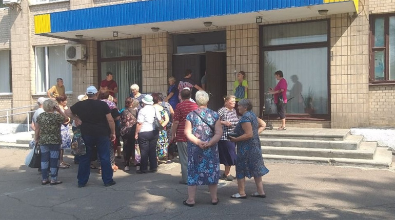 У Первомайській районній раді роздавали гуманітарну допомогу. Отримували незахищені верстви