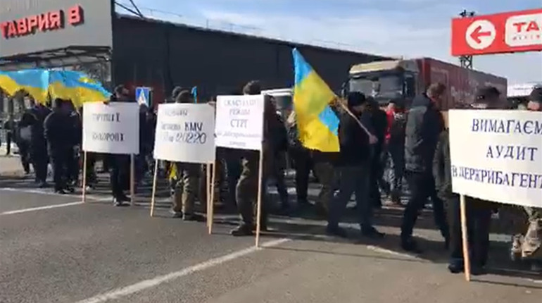 В Маяках рибаки з чотирьох районів Одеської області перекрили рух на трасі: що вони вимагають