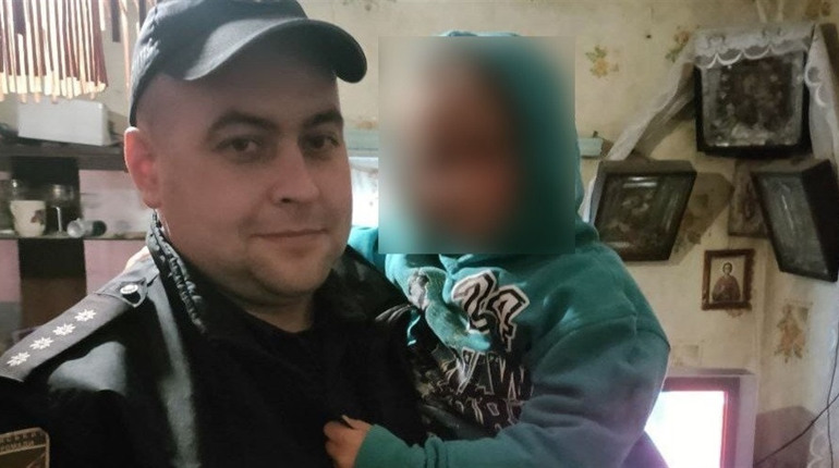 Через зловживання спиртним, поліцейські Шостки змушені були забрати дитину у горе-батьків