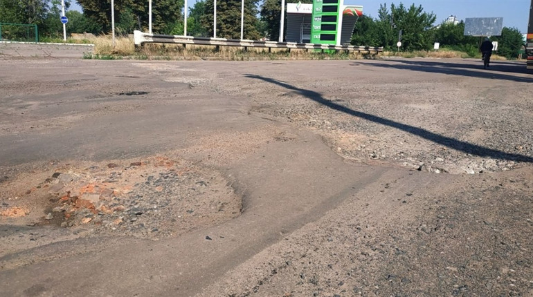 "Не дороги, а суцільні провалля і їхати можна лише зі швидкістю пішохода". Коли відремонтують дороги