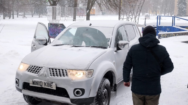 Волонтери ВЦ «Шостка-Добро» передали шосткинським захисникам автомобіль