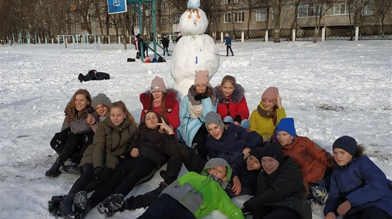 Діти зліпили півсотні сніговиків на подвір'ї першої школи у Вараші
