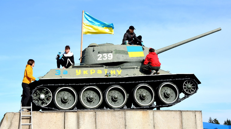 Золотоніська молодь українізувала пам’ятний знак у центрі міста