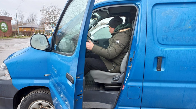 Нетішинська громада передала на фронт ще одне авто