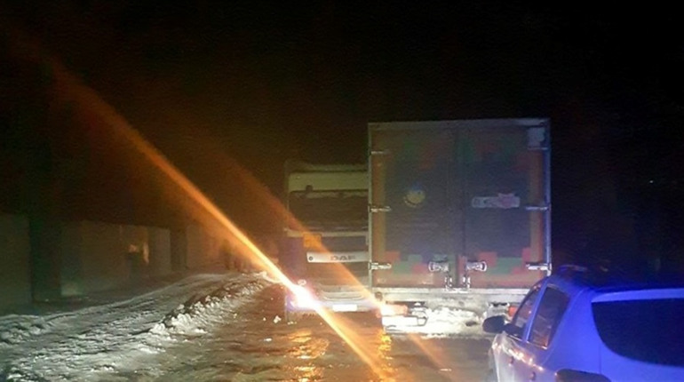 На вулиці Привокзальній сталася аварія між великогабаритними вантажівками: хроніка поліції