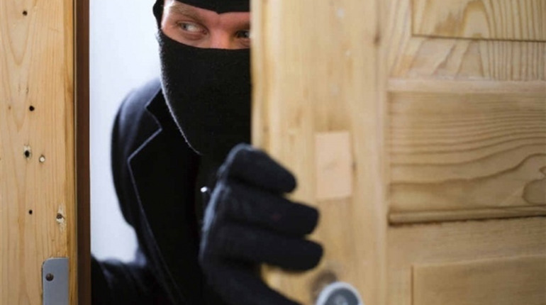 В Біляївці вдень невідомий обікрав будинок пенсіонерки: двері були незамкнені