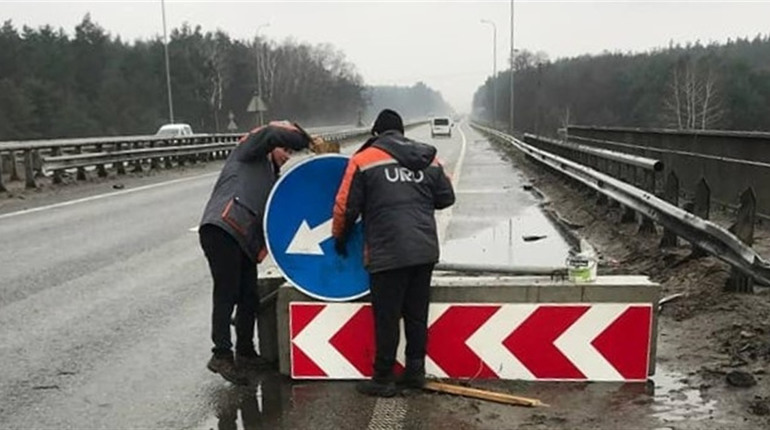 Тимчасові дорожні знаки та вибухонебезпечні предмети на узбіччях: попередження від САД