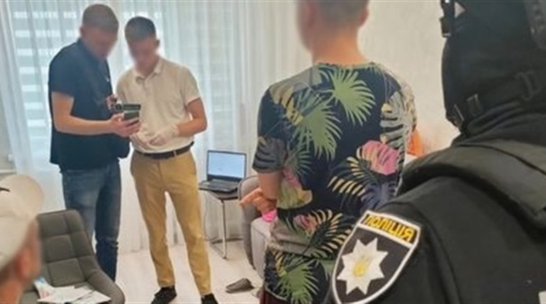 Продавали неіснуючі товари в Інтернеті: поліцейські Чернігівщини викрили групу шахраїв
