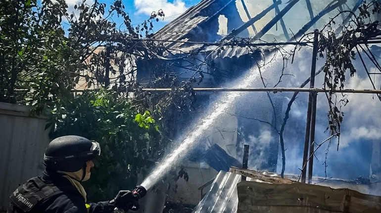 На Херсонщині окупанти атакували житлові квартали: пошкоджені багатоповерхівки та приватні будинки
