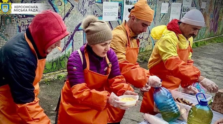 Херсонців годують безкоштовними гарячими обідами: де саме і як допомогти Центру, який це робить