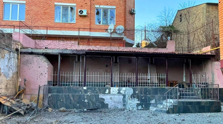 Ворожі обстріли Херсонщини: пошкоджені будинки, автівки та іноземне судно з вантажем (ФОТО)