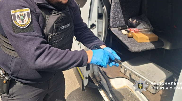 У жителя Вертіївської громади правоохоронці виявили пістолет та гранату із запалом