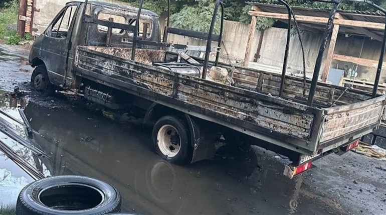 «Розрізали двері та підпалили авто»: у Жовтих Водах повідомили про напад на підприємство