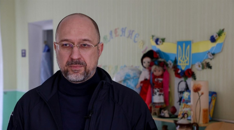 Денис Шмигаль на Чернігівщині відвідав навчальні заклади та лікарню, а також зустрівся з волонтерами