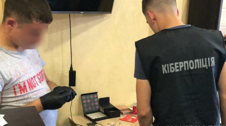 Попався: шахрай з Біляївського району 200-гривневою купюрою на нитці поповнював свої рахунки