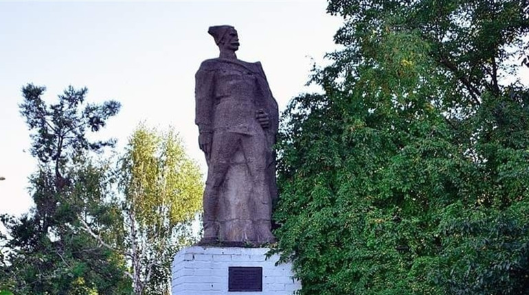 У Харківцях демонтували останній бюст російсько-більшовицькому комдиву Васілію Чапаєву