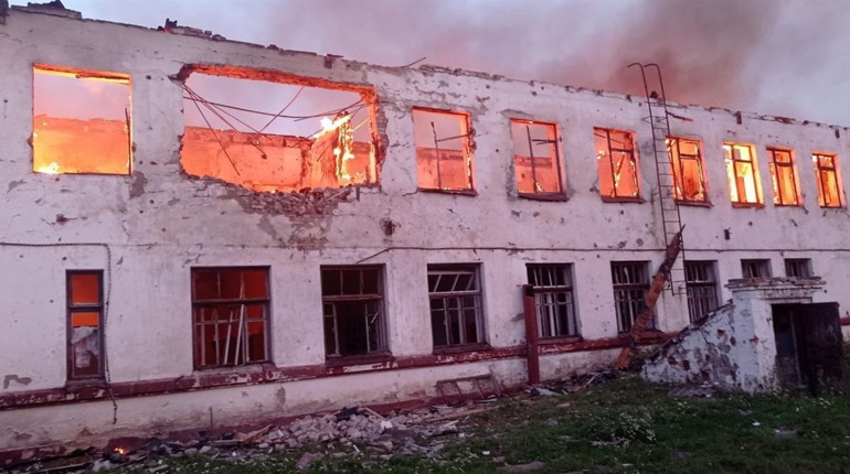 Через ворожі обстріли згоріло пів села (фото)