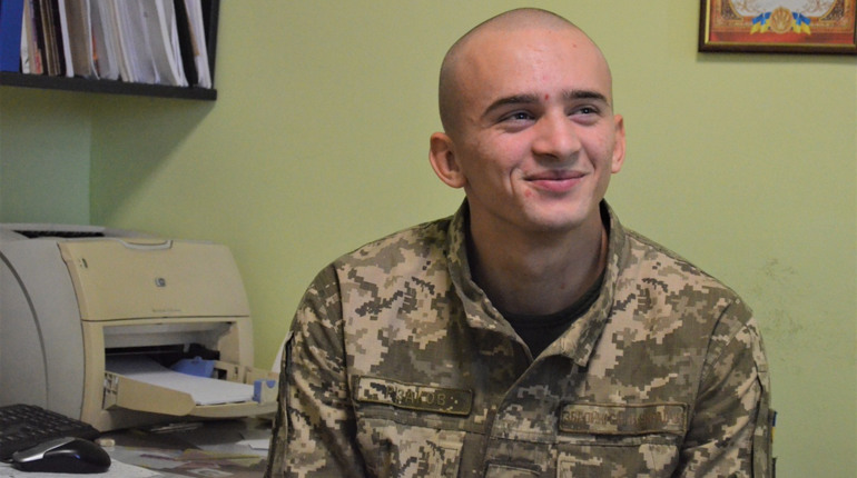 Мені казали: коси від армії, а я вирішив – не буду. Репортаж з підшефної військової частини Біляївки