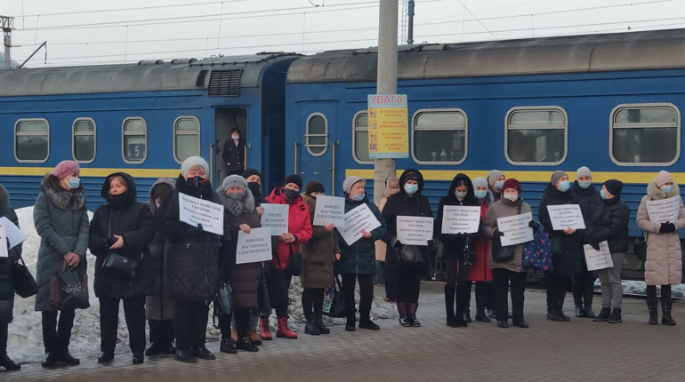 Мітинг у Фастові на вокзалі: мешканці протестували проти відміни електричок
