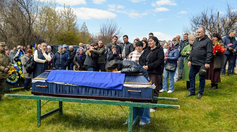 Солдата Віктора Білика з військовими почестями поховали в його рідній Халчі