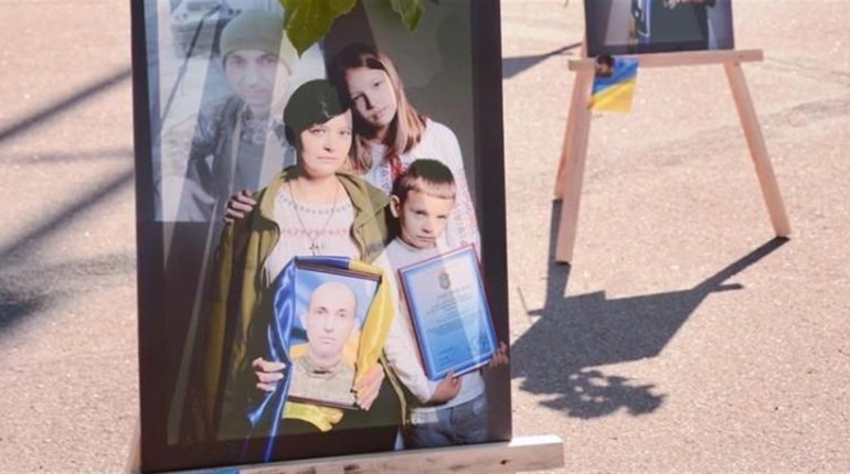 У Хмельницькому на Майдані Незалежності представили фотовиставку зі світлин Героїв