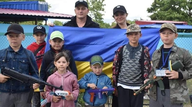 У Нетішині поліцейські "проінспектували" роботу дитячого блокпоста