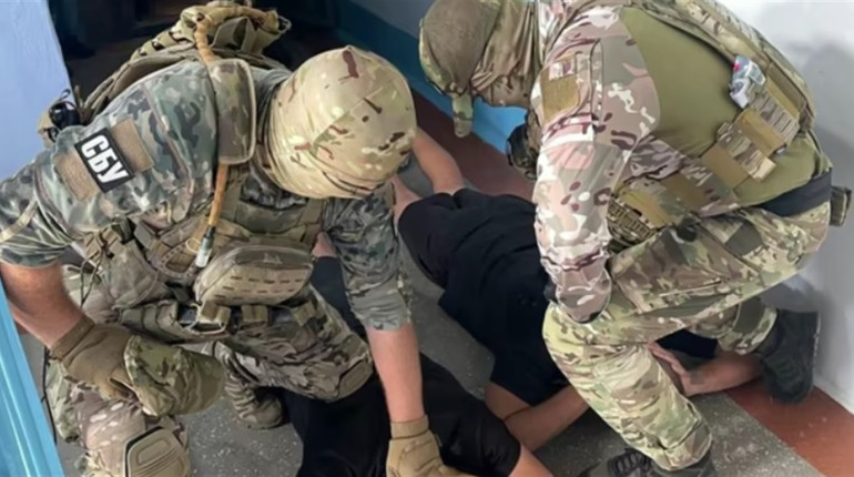 На Херсонщині схопили групу зловмисників, які палили автівки військових у трьох областях