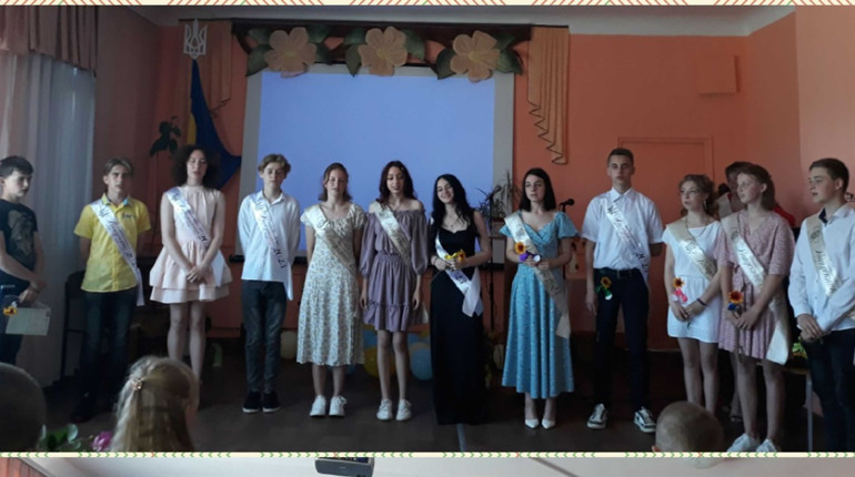 Дев’ятий клас прощався зі школою у Молодіжному. Ми побували на святкуванні