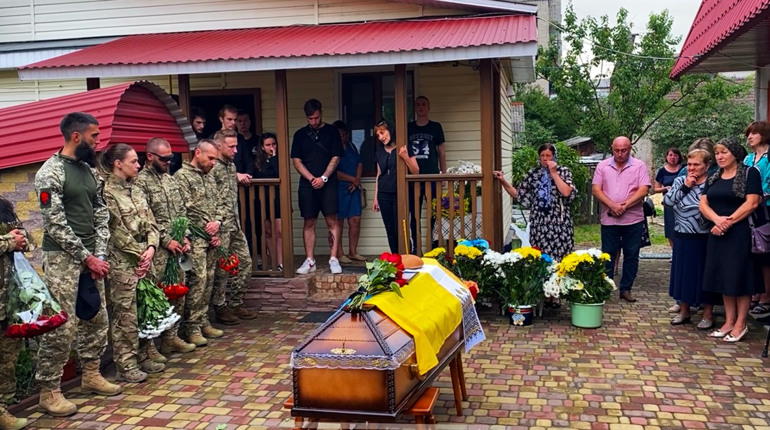 У Сарнах попрощалися із загиблим воїном Романом Деменком