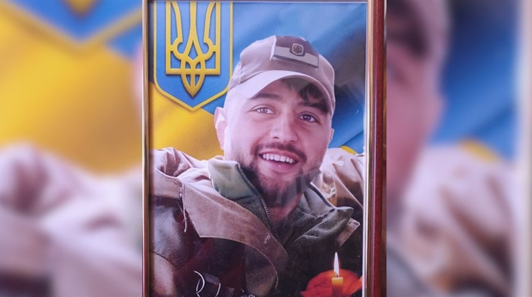 На Менщині мама загиблого Романа Кубая подарувала дитячий майданчик та дзвін у пам'ять про сина