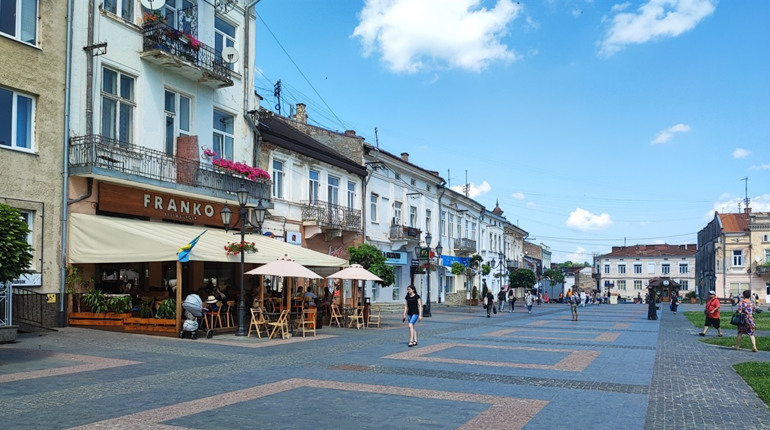 У місті вводять плату за літні майданчики біля кафе: скільки коштуватиме оренда