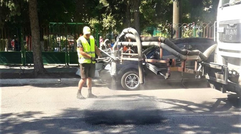 У Біляївці розпочали ямковий ремонт доріг: вперше його проводять струменевим методом