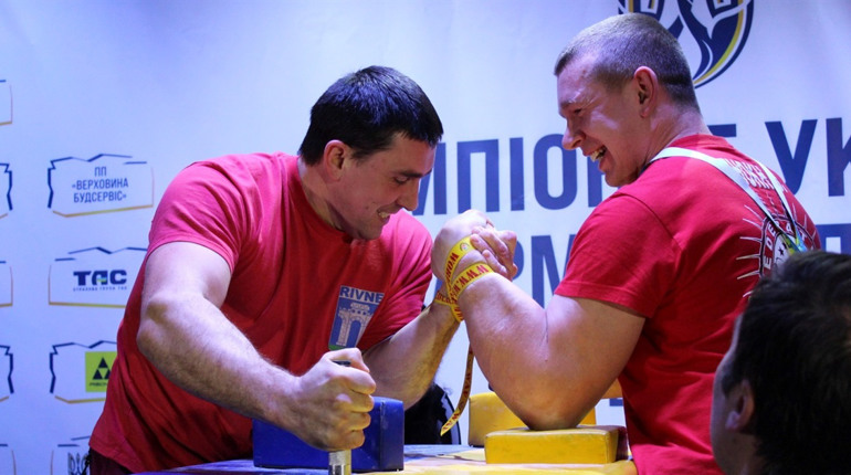 Нетішинський атомник Олег Жох вкотре підтвердив звання чемпіона України з армрестлінгу