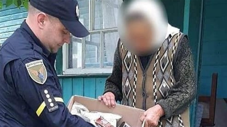 На Шосткинщині поліцейський офіцер громади доставив гуманітарну допомогу особам похилого віку