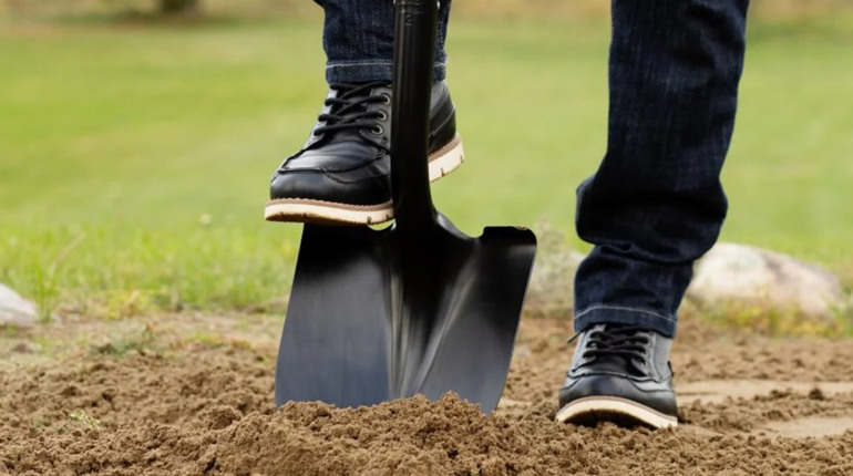 Вибираємо інструмент, який береже спину під час роботи на ділянці