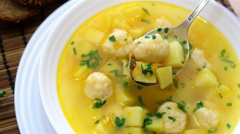 Рецепт дня: суп із куркою та сирними кульками
