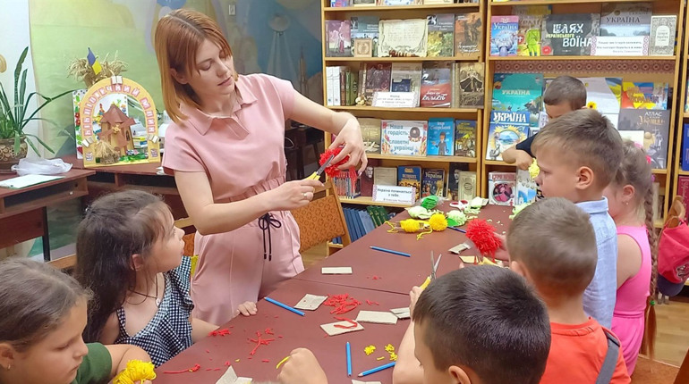 У бібліотеці для дітей провели майстер-клас «Диво – яблучко з ниток»
