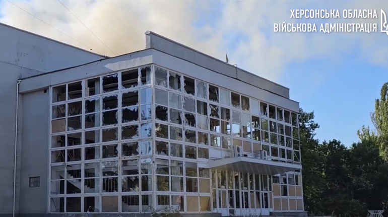 Росіяни знищили у Херсоні Обласний палац молоді: як він виглядав у різні роки (фото)