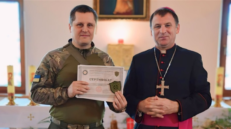 Тепер вони готові працювати на передовій та у тилу. У Городку відбувся перший випуск капеланів