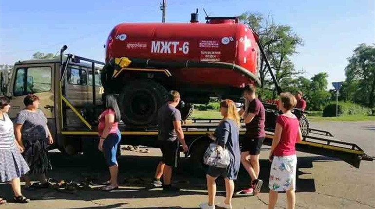 Мешканці Миколаївки та Новогнатівки отримали причіп-асенізатор. Чим допоможе нове обладнання