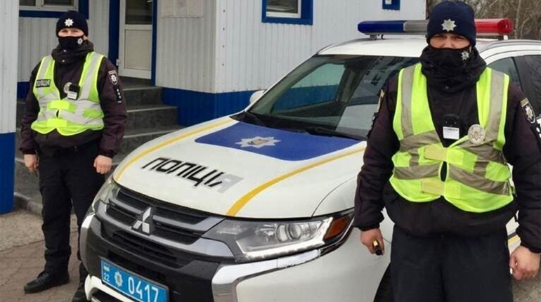 На Херсонщині правоохоронці допомогли водію вчасно доправити 4-річну дитину до лікарні