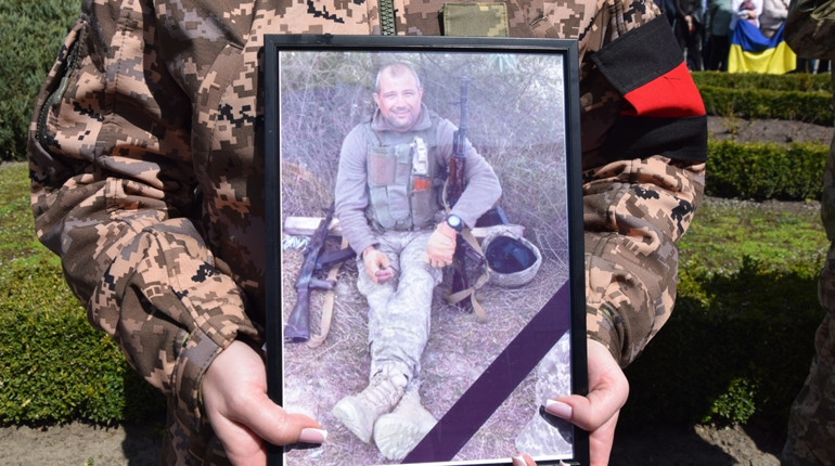 Півтора року чекала мати звісточки від сина… Нетішин попрощався з Героєм Олександром Венгерцем