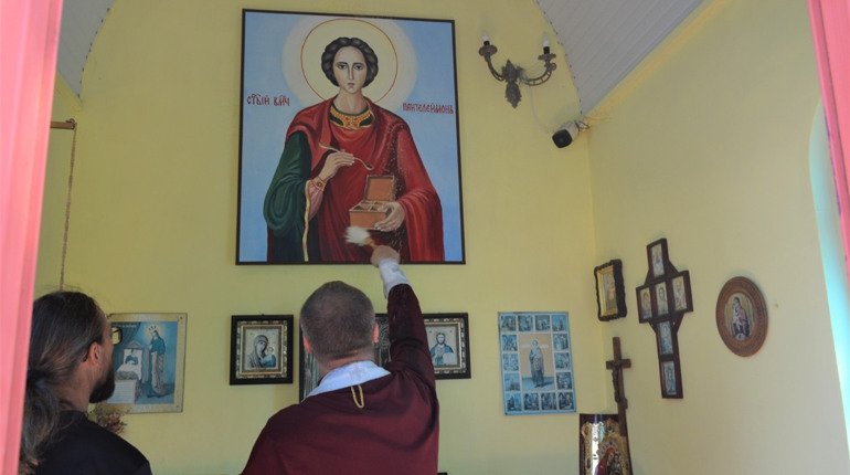 У капличці Святого Пантелеймона у Біляївці освятили нову ікону: її написали завдяки зусиллям жителів