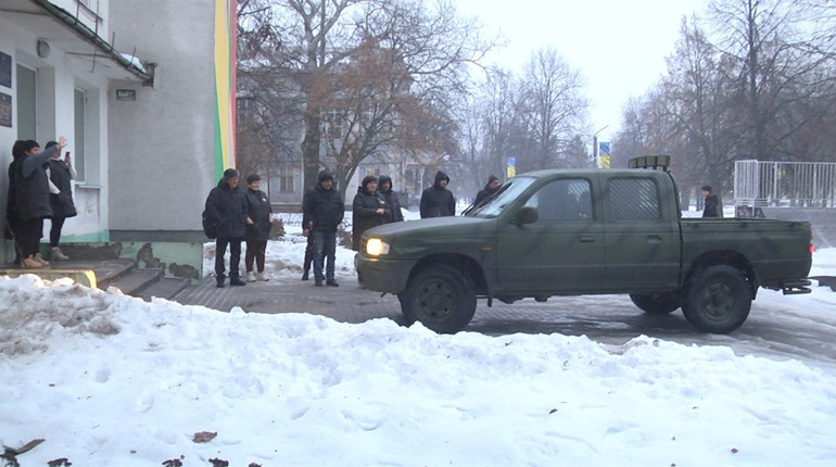 Волонтери напередодні новорічно-різдвяних свят передали автівку 153 батальйону