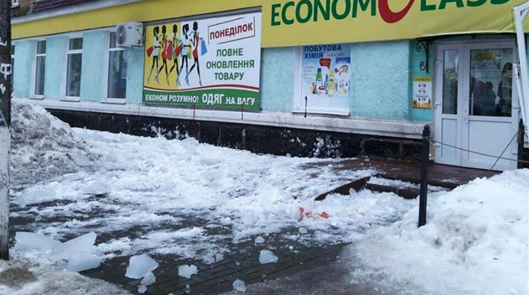 Смерть від льодяної брили. У трагедії підозрюють майстра ЖРЕП «Житлосервіс»