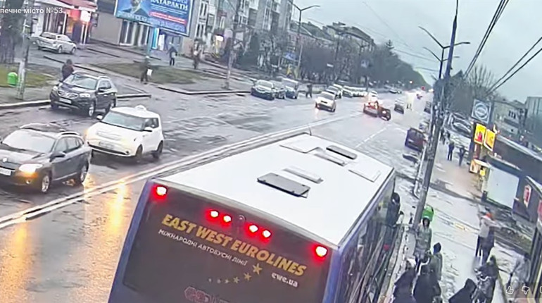 Автівка при розвороті зіткнулася з попуткою: камери "Безпечного міста" зафіксували ДТП у Звягелі